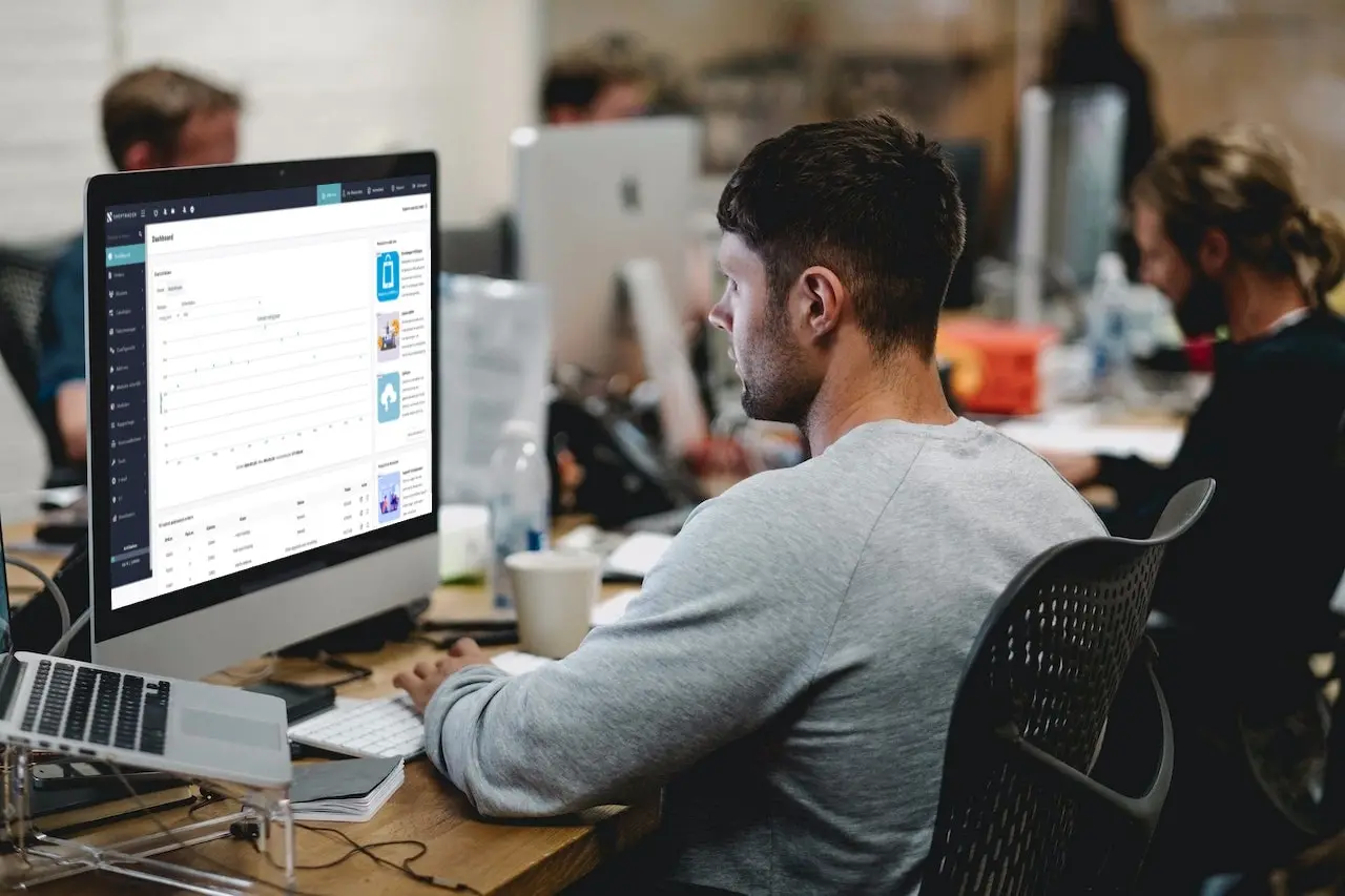 Shoptrader helpdesk medewerker met koptelefoon