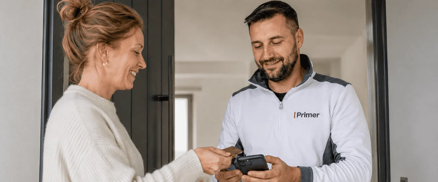 Klant betaalt contactloos op locatie tegen de telefoon van de vakman