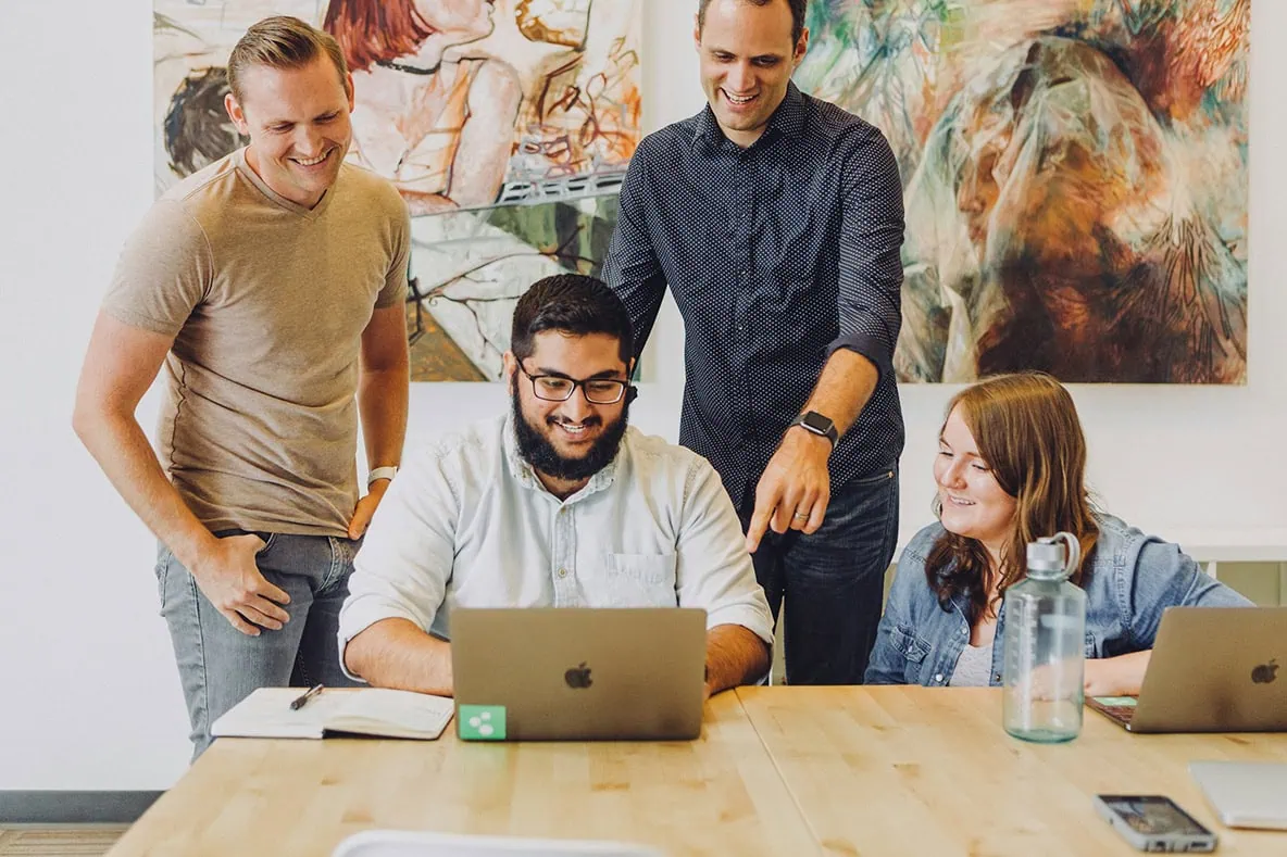 Het team van Shoptrader aan het werk achter de computer